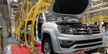 Volkswagen recortó 300 empleos por la caída de las ventas del mercado automotor