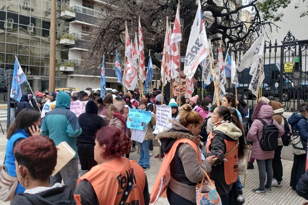 Organizaciones sociales marcharon contra Pettovello por el desabastecimiento de comedores