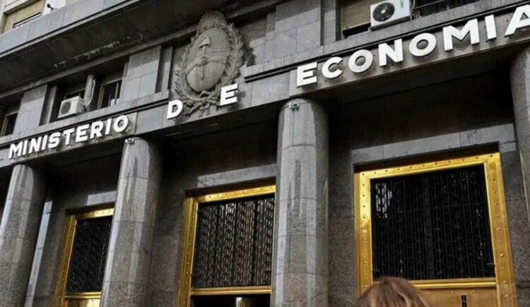 La deuda pública ascendió a US$ 455.935 millones en agosto