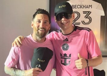 Bizarrap fue captado sin gorra ni lentes mientras miraba un partido del Inter Miami