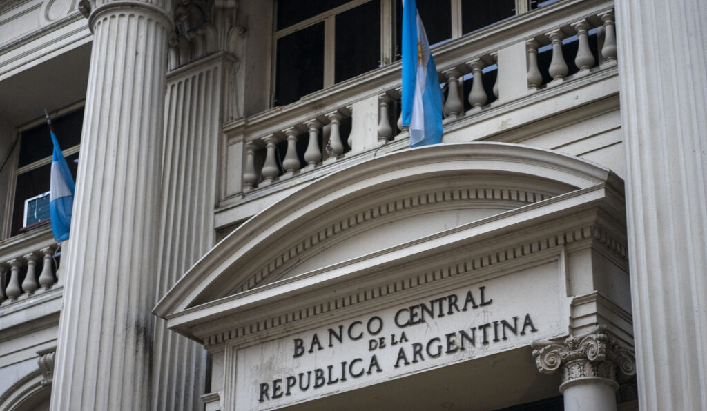 El Banco Central confirmó que envió parte de las reservas de oro al exterior