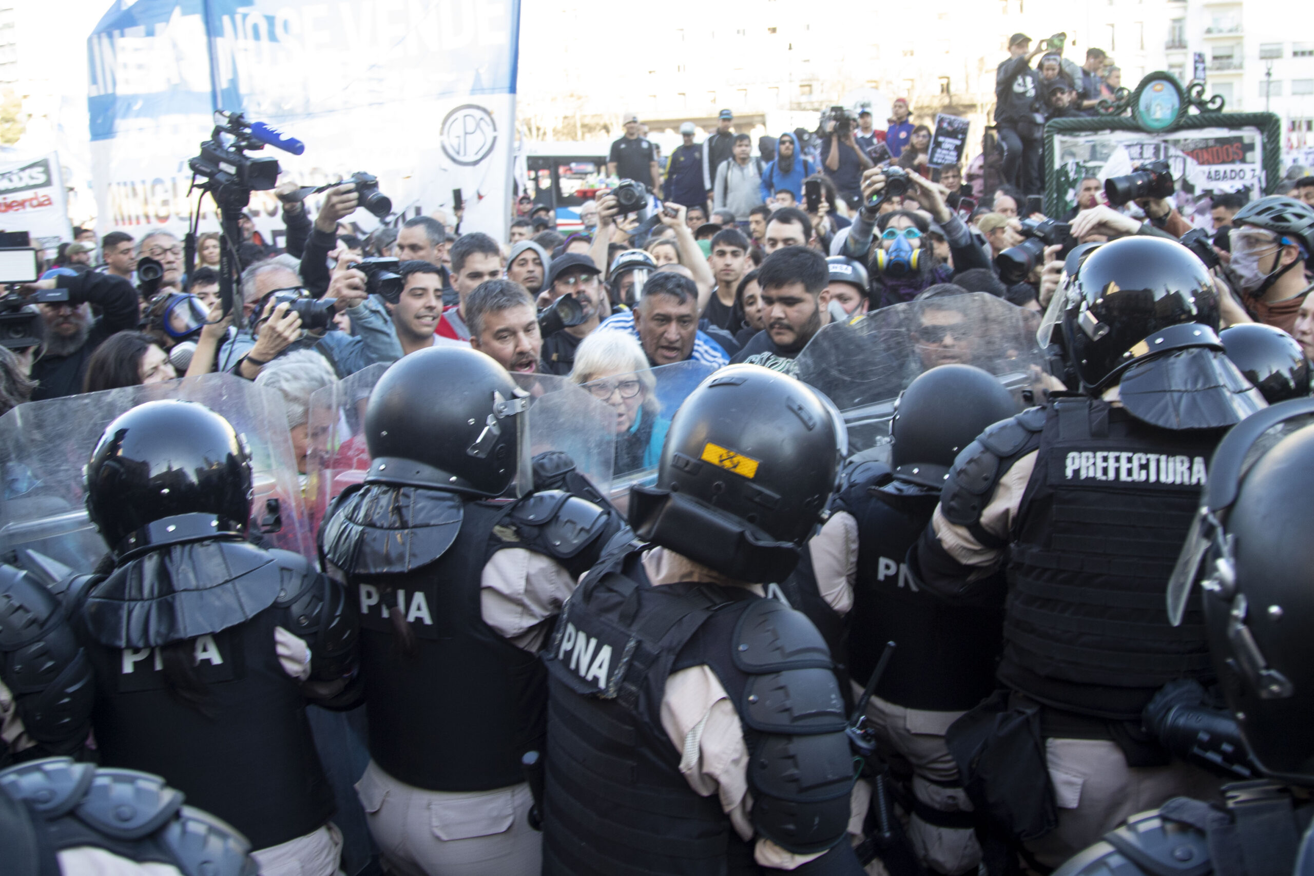 Reprimieron a los jubilados frente al Congreso durante una movilización