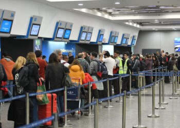 Paro de aeronáuticos: 150 vuelos cancelados afectan a más de 15.000 pasajeros