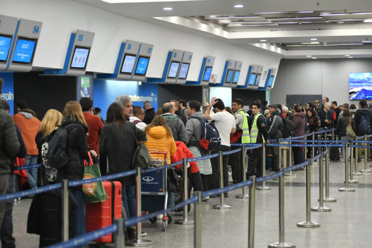 Paro de aeronáuticos: 150 vuelos cancelados afectan a más de 15.000 pasajeros