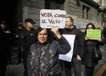 Marcha frente al Congreso contra el veto a las jubilaciones y despliegue de un mega operativo de seguridad