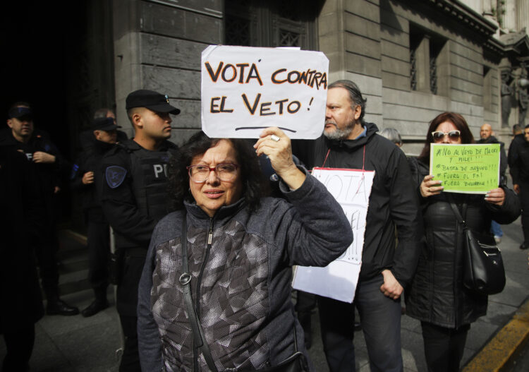 Marcha frente al Congreso contra el veto a las jubilaciones y despliegue de un mega operativo de seguridad