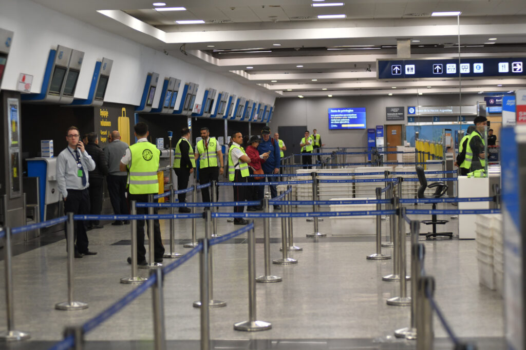 El Gobierno declaró a la actividad aérea como "servicio esencial" tras los paros de aeronáuticos