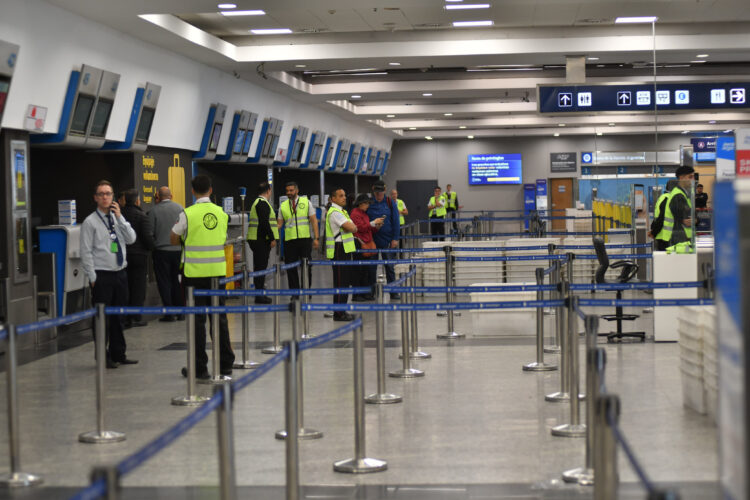 Comenzó el paro de aeronáuticos por 24 horas y hay más de 300 vuelos cancelados