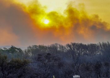 Bomberos luchan contra los cuatro focos que siguen activos en la provincia