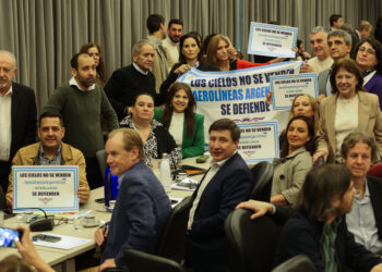 Diputados debate la privatización de Aerolíneas Argentinas y los gremios protestan frente al Congreso