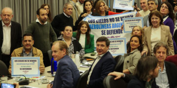 Diputados debate la privatización de Aerolíneas Argentinas y los gremios protestan frente al Congreso