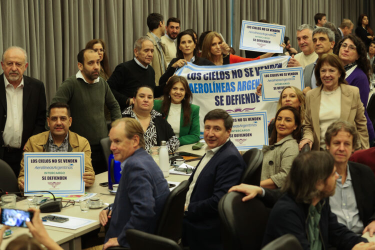 Diputados debate la privatización de Aerolíneas Argentinas y los gremios protestan frente al Congreso