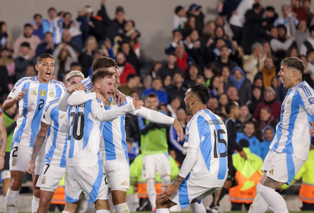 Argentina goleó a Chile en el Monumental