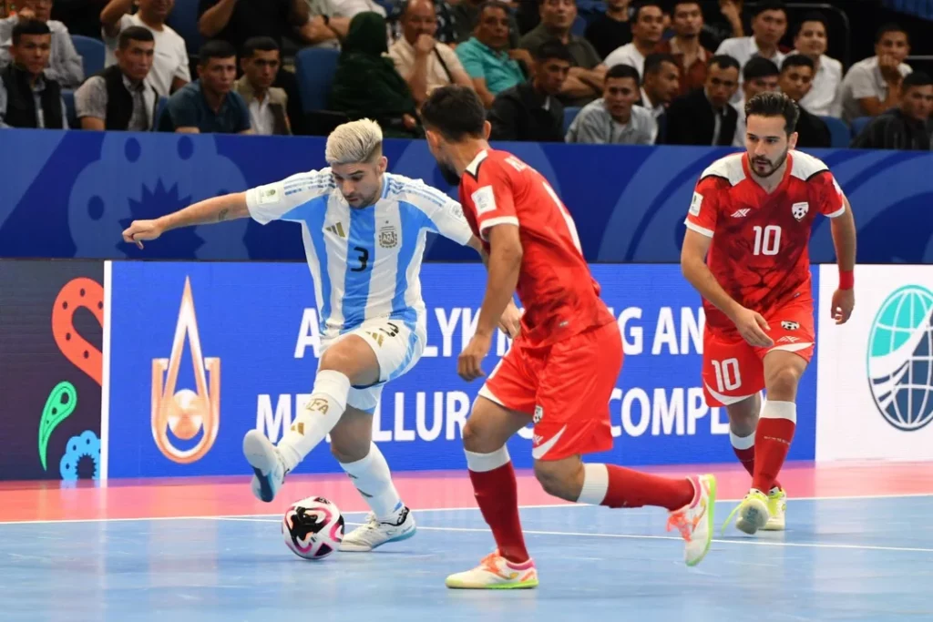 Argentina ganó 2-1 ante Afganistán y clasificó a los octavos de final