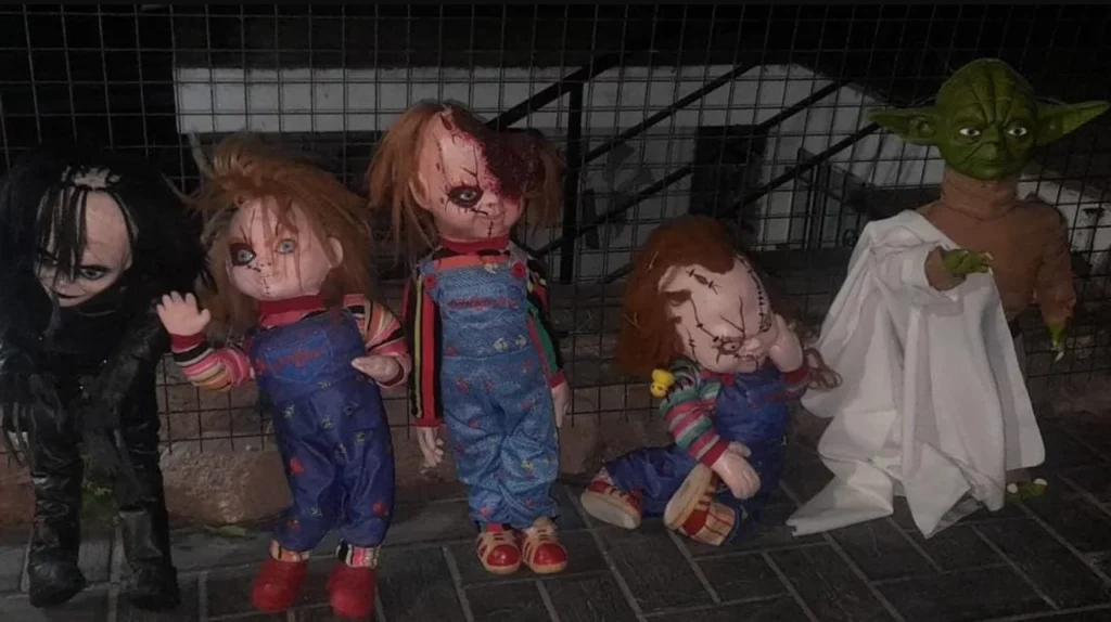 Insólito: robaron muñecos de Chucky de un negocio y los tiraron al río