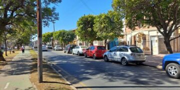 Buscan al testigo de una joven que se tiró desde un auto en movimiento para escapar