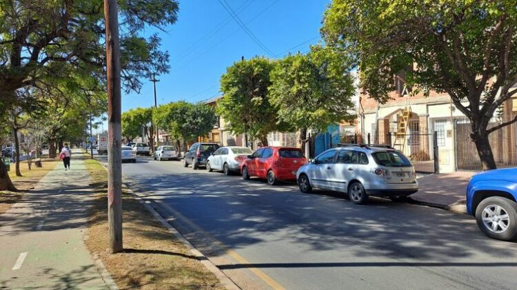 Buscan al testigo de una joven que se tiró desde un auto en movimiento para escapar