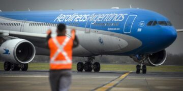 Milei firmará un decreto para privatizar a Aerolíneas Argentinas