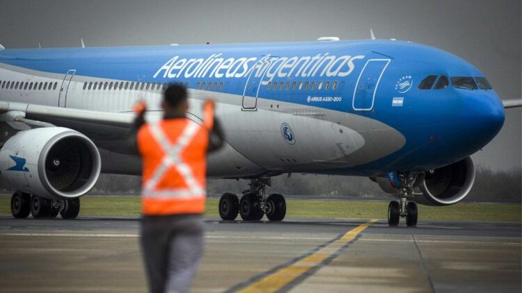 Milei firmará un decreto para privatizar a Aerolíneas Argentinas