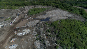 De basura a belleza: dos historias de resiliencia humana atravesadas por el reciclaje de desechos plásticos