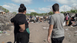 De basura a belleza: dos historias de resiliencia humana atravesadas por el reciclaje de desechos plásticos De basura a belleza: dos historias de resiliencia humana atravesadas por el reciclaje de desechos plásticos