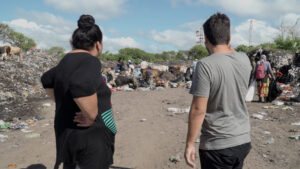 De basura a belleza: dos historias de resiliencia humana atravesadas por el reciclaje de desechos plásticos