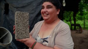 De basura a belleza: dos historias de resiliencia humana atravesadas por el reciclaje de desechos plásticos De basura a belleza: dos historias de resiliencia humana atravesadas por el reciclaje de desechos plásticos