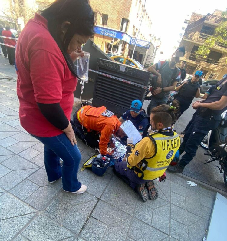 Una mujer resultó lesionada tras desprenderse la mampostería de un edificio