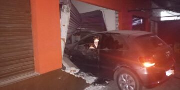 Perdió el control de su auto y chocó contra un comercio