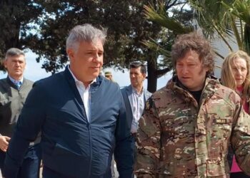 Milei sobrevuela junto a Llaryora las zonas afectadas por los incendios