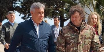 Milei sobrevuela junto a Llaryora las zonas afectadas por los incendios