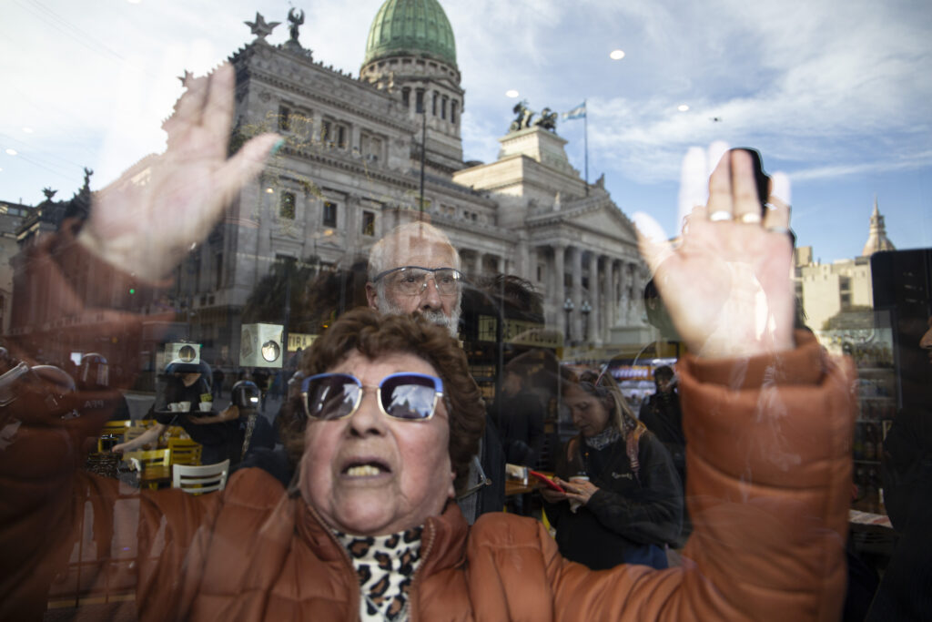 Gracias a la división de la UCR, Milei logró sostener el veto a la reforma jubilatoria