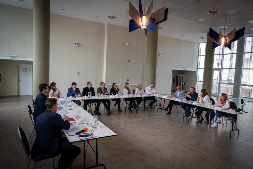 La Defensoría del Pueblo, el ERSEP y Defensa del Consumidor conformarán una mesa para atender a ciudadanos