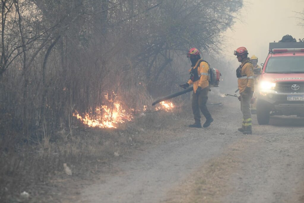 El incendio de La Mezquita quedó circunscripto y se habilitó la autopista Córdoba - Carlos Paz