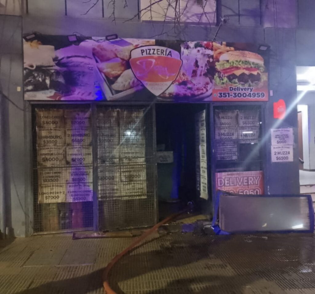 Una freidora provocó un incendio en una pizzería y 45 personas debieron autoevacuarse