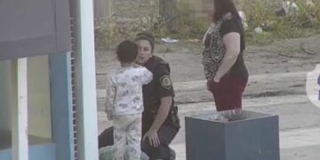 Un niño de tres años fue hallado deambulando por la calle, en pijama y con una almohada