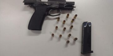 Fue a buscar a su perro extraviado, discutió con una mujer por la recompensa y la agredió con un arma