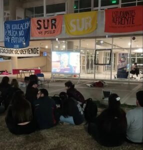 Contra el desfinanciamiento de las universidades, estudiantes toman un pabellón de la UNC