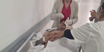 Un policía fue herido de un ladrillazo en el ojo mientras intentaba recuperar un vehículo robado