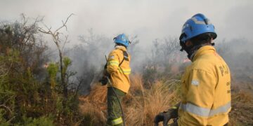 Los bomberos combaten el fuego en Quebrada de la Mermela y Punilla