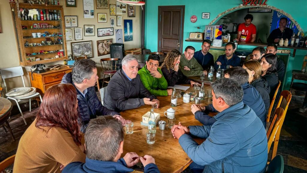 Incendios: la Provincia coordina con intendentes y jefes comunales acciones de remediación