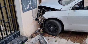 Una mujer perdió el control de su vehículo y chocó contra una casa