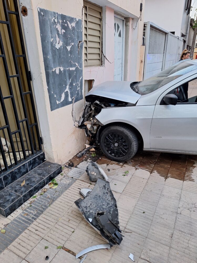 Una mujer perdió el control de su vehículo y chocó contra una casa