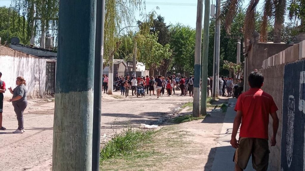 Más de 100 jóvenes atacaron a piedrazos la casa de una de las acusadas por hacer bullying a una nena