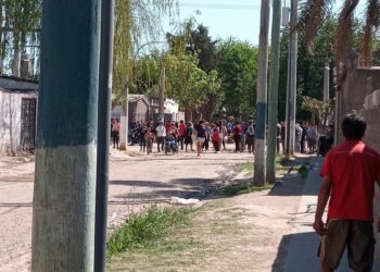 Más de 100 jóvenes atacaron a piedrazos la casa de una de las acusadas por hacer bullying a una nena