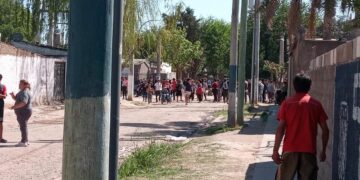 Más de 100 jóvenes atacaron a piedrazos la casa de una de las acusadas por hacer bullying a una nena