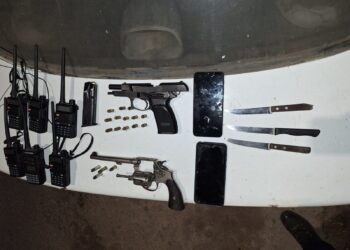 Dos naranjitas fueron detenidos con armas de fuego, municiones, cuchillos y radios “handy”