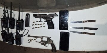 Dos naranjitas fueron detenidos con armas de fuego, municiones, cuchillos y radios “handy”