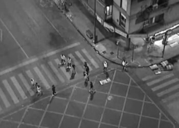 Robo piraña en pleno Centro: cuatro jóvenes detenidos por golpear a una mujer para sacarle el celular