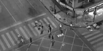 Robo piraña en pleno Centro: cuatro jóvenes detenidos por golpear a una mujer para sacarle el celular